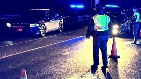 Las autoridades informaron que después del golpe, la camioneta ardió en llamas.