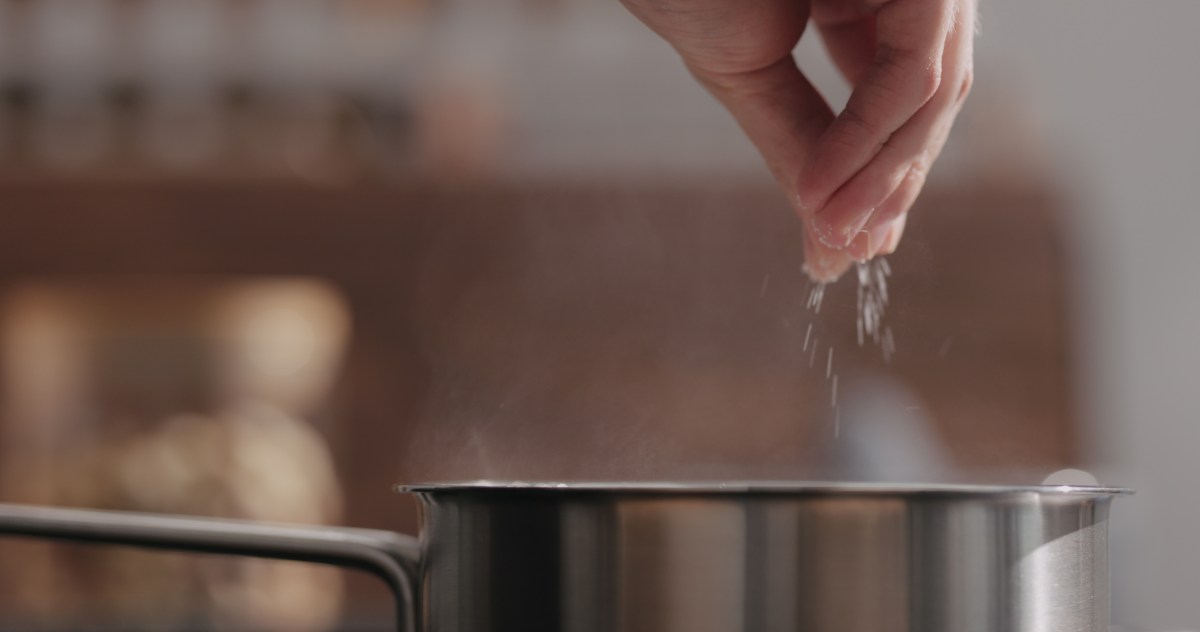 ¿Sal en el agua acelera la ebullición? Un experto en ciencia desmonta este mito culinario