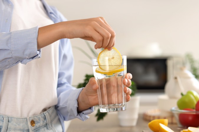 El agua con limón es un hidratante natural, y una alternativa saludable a las bebidas azucarados.