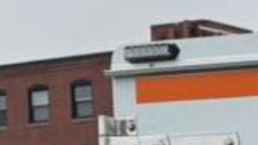 Cuatro personas fueron trasladadas a un hospital, entre ellos el conductor del camión.