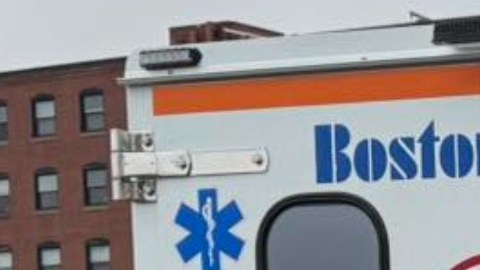 Cuatro personas fueron trasladadas a un hospital, entre ellos el conductor del camión.
