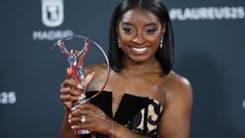 Simone Biles celebra su premio Laureus a la Deportista Mundial del Año 2025.
