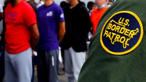 La organización dijo que en dos furgonetas de CBP se llevaron a los inmigrantes.