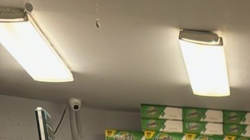 Bodegueros reportan estar agobiados por altas deudas de electricidad. Dueños de pequeños restaurantes al punto de quiebra, por la misma razón.