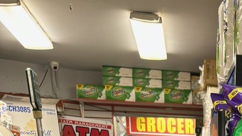 Bodegueros reportan estar agobiados por altas deudas de electricidad. Dueños de pequeños restaurantes al punto de quiebra, por la misma razón.