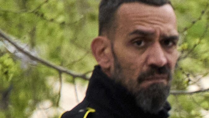 El entrenador del Real Madrid, Carlo Ancelotti (centro), llega a la Audiencia Nacional en Madrid, España, el miércoles 2 de abril de 2025. (Foto AP/Manu Fernandez)