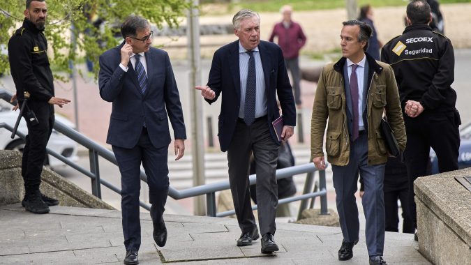 El entrenador del Real Madrid, Carlo Ancelotti (centro), llega a la Audiencia Nacional en Madrid, España, el miércoles 2 de abril de 2025. (Foto AP/Manu Fernandez)