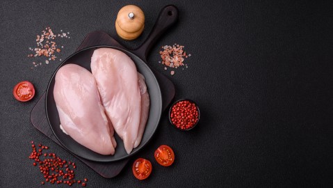Aprende cuáles son las recomendaciones básicas para evitar riesgos a la hora de cocinar pollo.