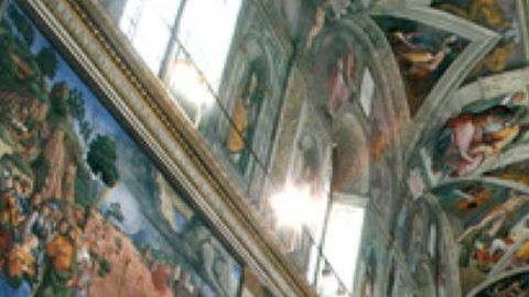 Tras el fallecimiento del papa, los cardenales se reúnen en la Capilla Sixtina para el cónclave.