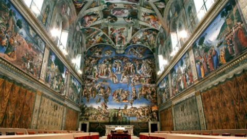 Tras el fallecimiento del papa, los cardenales se reúnen en la Capilla Sixtina para el cónclave.