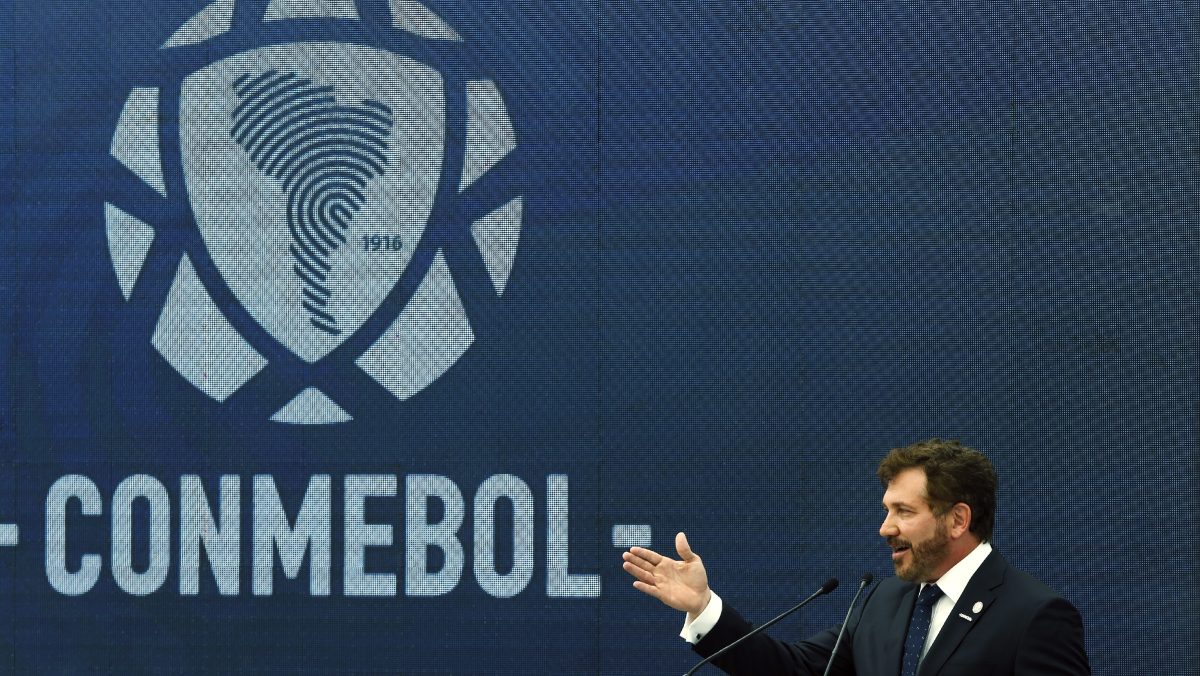 Conmebol sancionó indefinidamente a narrador uruguayo que llamó “macacos” a fans brasileños