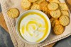Los snacks salados y ricos en proteína son una opción para calmar los antojos.