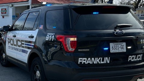 La policía arrestó a la mujer después de supuestamente hablar con un asesino a sueldo, que realmente era un agente.