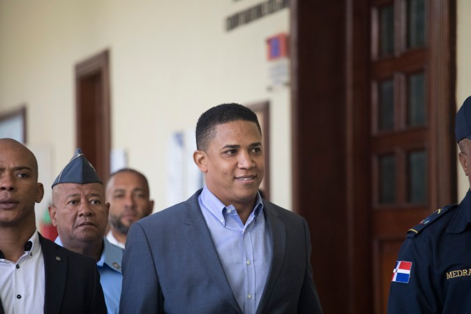 El exlanzador de la MLB Octavio Dotel es escoltado por la policía al salir de un tribunal en Santo Domingo, República Dominicana, el miércoles 28 de agosto de 2019. Las autoridades arrestaron a Dotel por presuntos vínculos con una red de narcotráfico y lavado de dinero. (Foto AP/Tatiana Fernández)