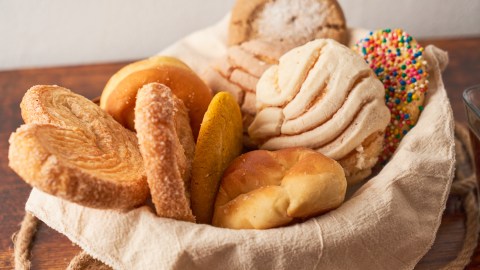 Los alimentos elaborados con levaduras y harinas refinadas pueden generar irritación, gases e inflamación.