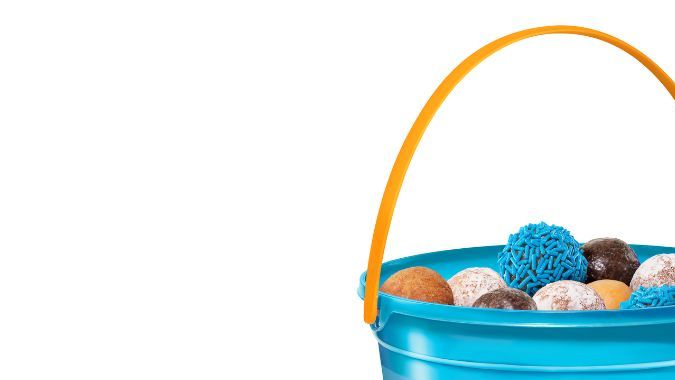 Spring MUNCHKINS Bucket, con 50 culces con sabor a arándanos.