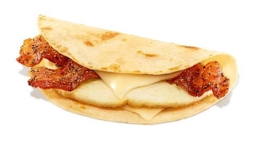 Wrap de tocino y pimienta negra: un delicioso wrap hecho al momento del pedido con una buena dosis de huevos, queso y tocino agridulce envuelto en tortilla de harina.