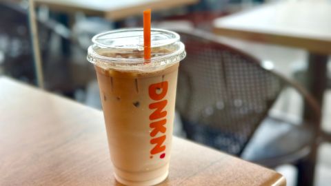 Descubre las innovadoras bebidas y pasteles de Dunkin para el verano.