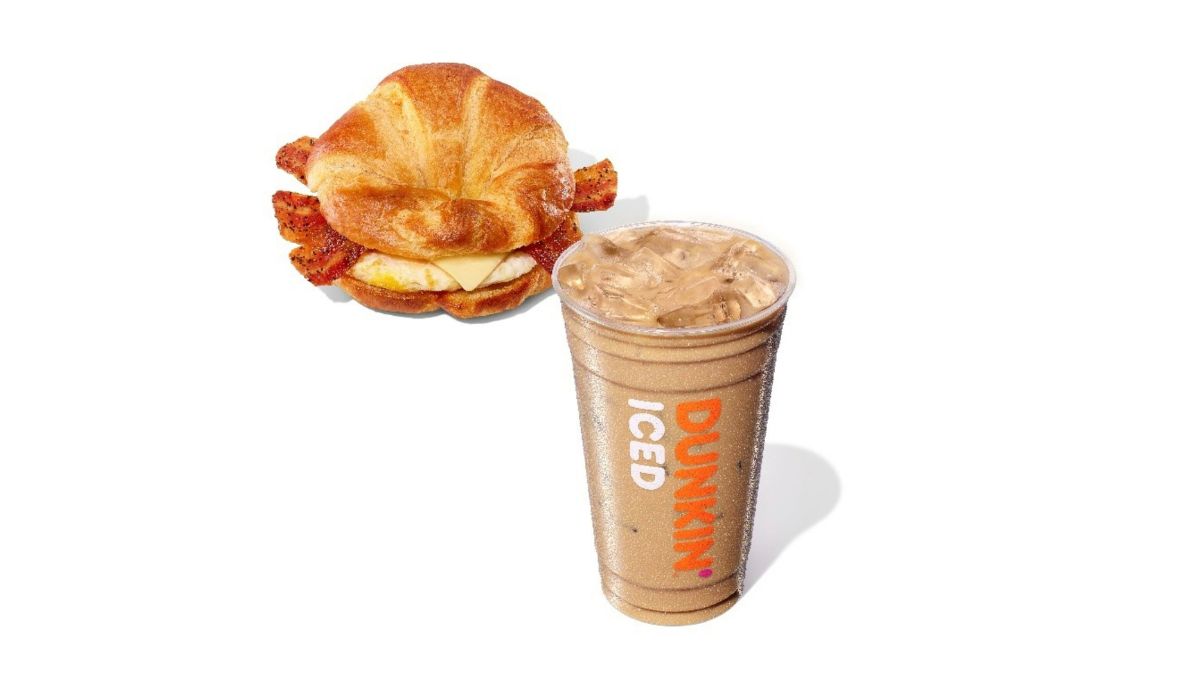 Dunkin' endulza la primavera con el regreso del tocino con pimienta negra