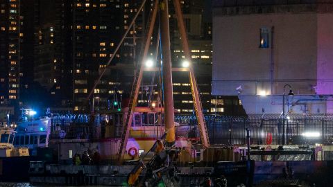 Los servicios de emergencia retiraron del río Hudson parte del helicóptero.