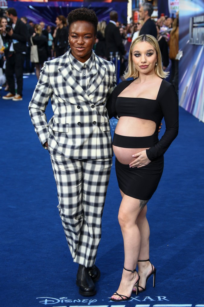 Nicola Adams, a la izquierda, y Ella Baig posan para los fotógrafos a su llegada al estreno de la película "Lightyear" en Londres, el lunes 13 de junio de 2022. (Foto de Joel C Ryan/Invision/AP)