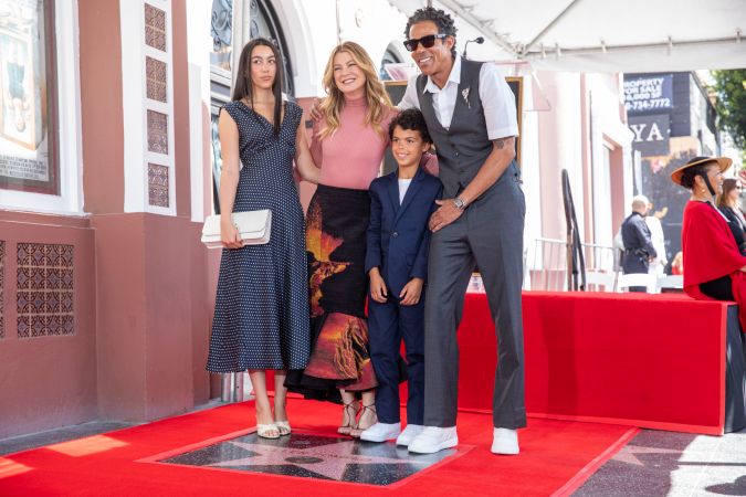 Ellen Pompeo estuvo acompañada de su familia.
