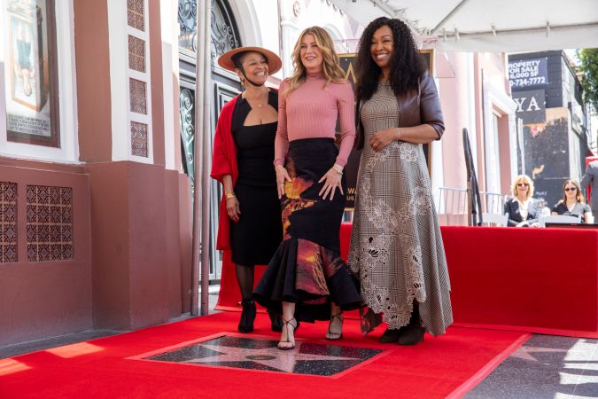 Ellen Pompeo estuvo acompañada de Debbie Allen y Shonda Rhimes.