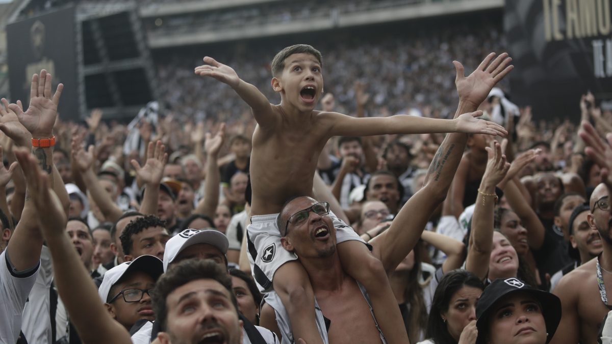 Polémica en Brasil: fans invaden cancha e interrumpen entrenamiento del Santos [VIDEO]