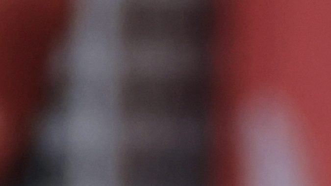 El delantero de los New York Red Bulls, Serge Ngoma (81), disputa el balón con el defensa del Chicago Fire, Andrew Gutman (15), durante un partido de la MLS en Harrison, Nueva Jersey, el sábado 5 de abril de 2025. (Foto AP/Adam Hunger)