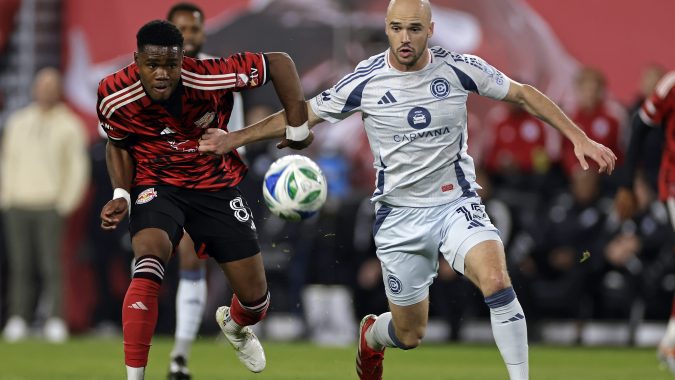 El delantero de los New York Red Bulls, Serge Ngoma (81), disputa el balón con el defensa del Chicago Fire, Andrew Gutman (15), durante un partido de la MLS en Harrison, Nueva Jersey, el sábado 5 de abril de 2025. (Foto AP/Adam Hunger)