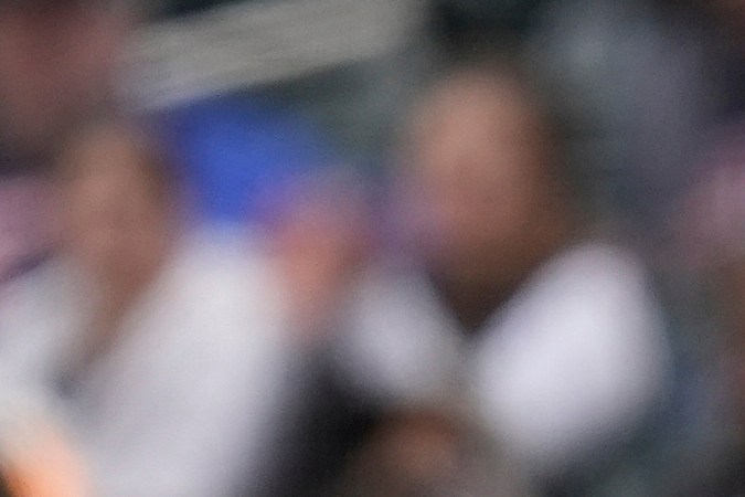 El árbitro de primera base, Hunter Wendelstedt (centro), abandona el campo con el personal médico tras ser golpeado por una bola de foul durante la séptima entrada de un partido de béisbol entre los Mellizos de Minnesota y los Mets de Nueva York, el miércoles 16 de abril de 2025, en Minneapolis. (Foto AP/Abbie Parr)