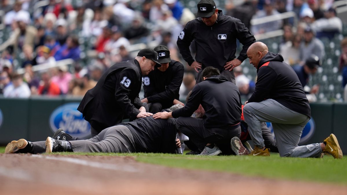 Umpire hospitalizado tras recibir pelotazo en la cabeza durante Mets vs. Twins [VIDEO]