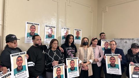 Familiares y vecinos de Bryant hicieron una vigilia este lunes.