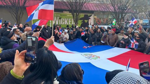 Dominicanos en la Gran Manzana realizaron este martes en la noche una vigilia en la Plaza Las Américas del Alto Manhattan, ante la monumental tragedia registrada en la isla.