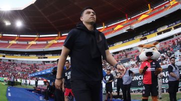 Gonzalo Pineda muestra su molestia por las sanciones que reciben al criticar el arbitraje.