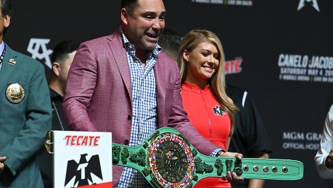Óscar de la Hoya afirma que el Canelo está en el Top 5 del boxeo.