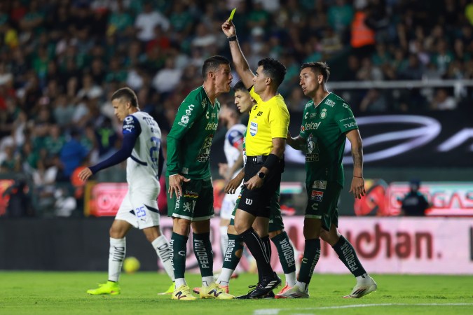 James Rodríguez reclamando al árbitro. Foto: Imago7 / Duilio Muñoz