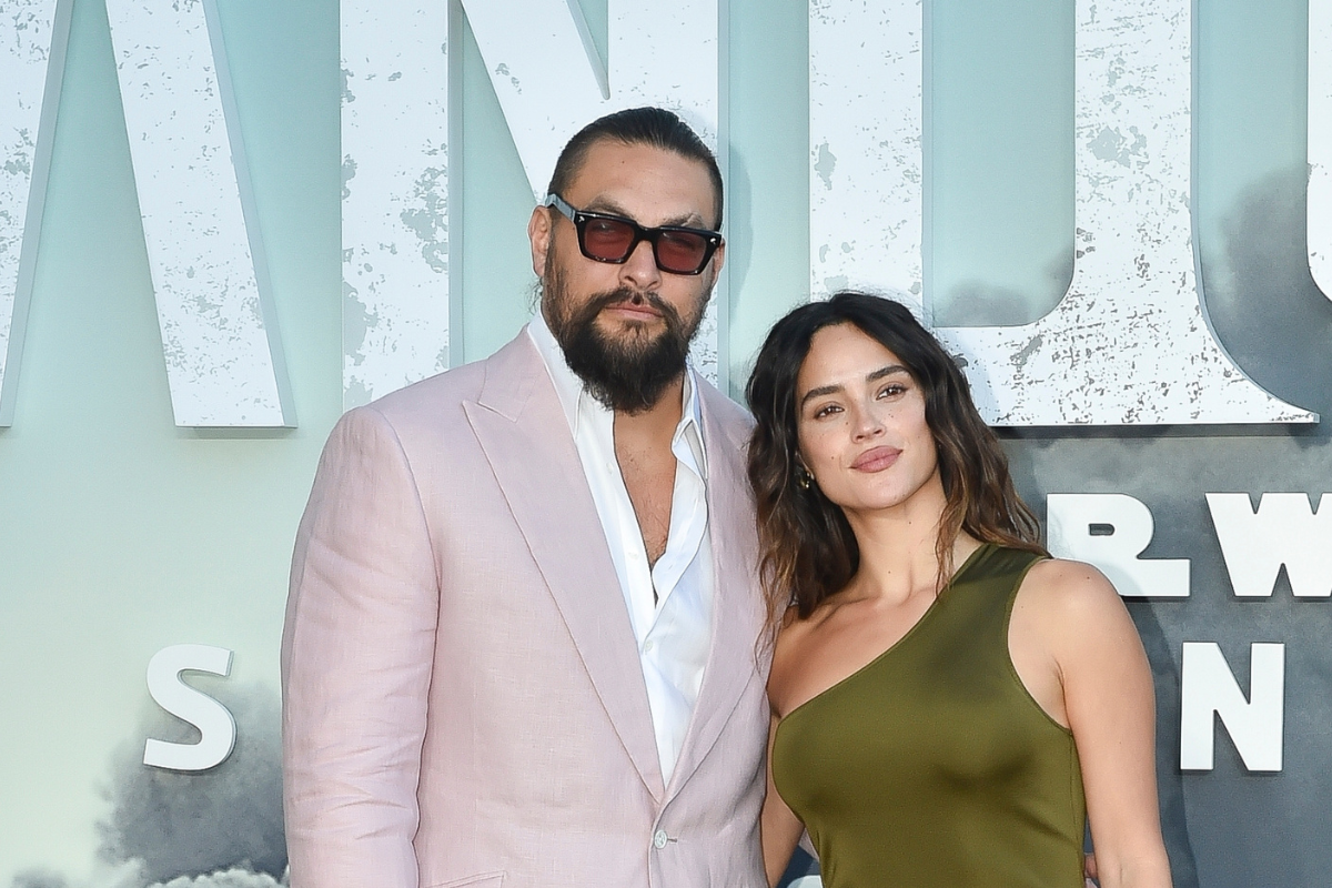 Jason Momoa se atreve con el español por Adria Arjona