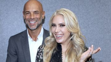 Javier Poza y Jimena Gállego, conductores de La Casa de los Famosos All-Stars.