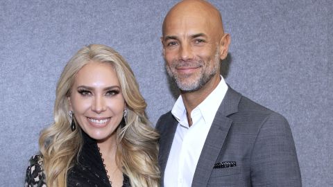 Jimena Gállego y Javier Poza, conductores del reality show La Casa de los Famosos All-Stars.