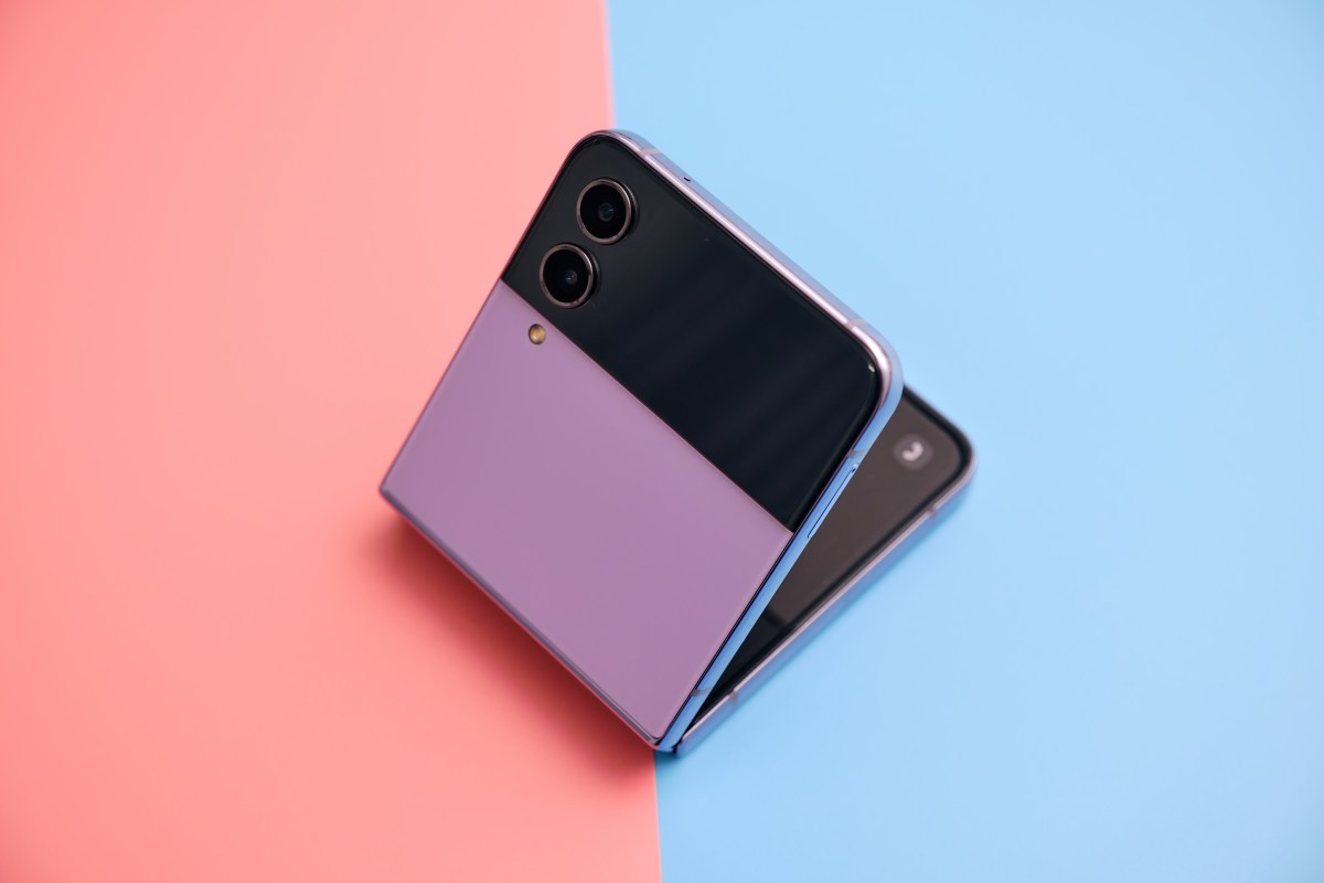 Joven de 17 años fabrica un smartphone plegable con materiales reciclados