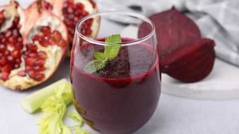 Los jugos de granda y remolacha son poderosos aliados para mejorar el funcionamiento de las arterias.