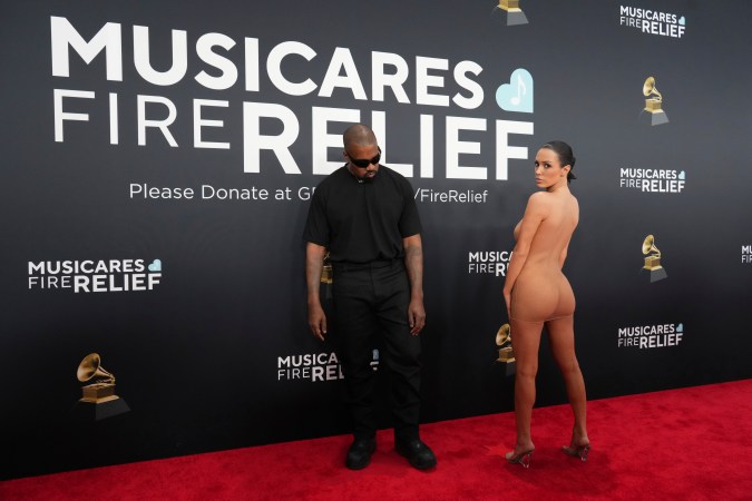 Kanye West y Bianca Censori en la alfombra roja de los Grammy 2025.