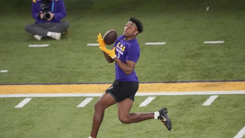 Kyren Lacy durante un entrenamiento con LSU.
