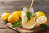 Beber agua con limón se ha convertido en un hábito saludable, pero qué tan cierto es
