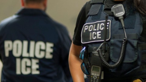 La mujer está casada con un ciudadano estadounidense, quien asegura que su deportación fue una injusticia.
