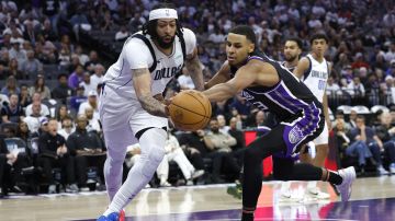 Anthony Davis Y Keegan Murray disputan el balón en el encuentro de play-in entre los Dallas Mavericks y los Sacramento Kings.