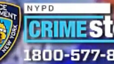 NYPD publicó un video del criminal, en el que se le observa entrando a una bodega con una sudadera negra con capucha, chaqueta y pantalones deportivos, y zapatillas deportivas blancas.