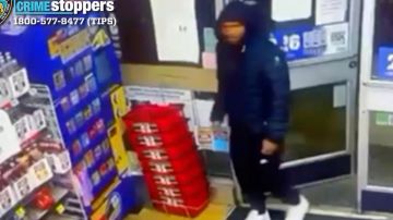 NYPD publicó un video del criminal, en el que se le observa entrando a una bodega con una sudadera negra con capucha, chaqueta y pantalones deportivos, y zapatillas deportivas blancas.