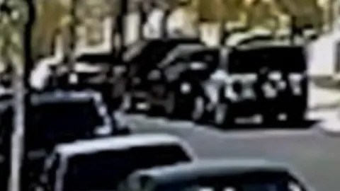 Luego de que la víctima se cayera, el ladrón siguió su camino hacia el sur por la avenida Westchester.